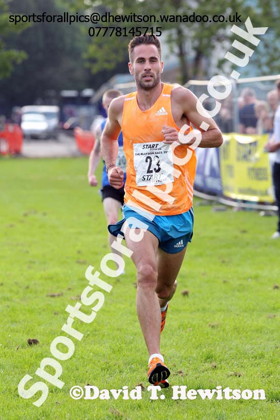 Ryan McLeod (Tipton Harriers) 4th in the 2014 Blaydon Races. Photo: David T. Hewitson/Sports for All Pics